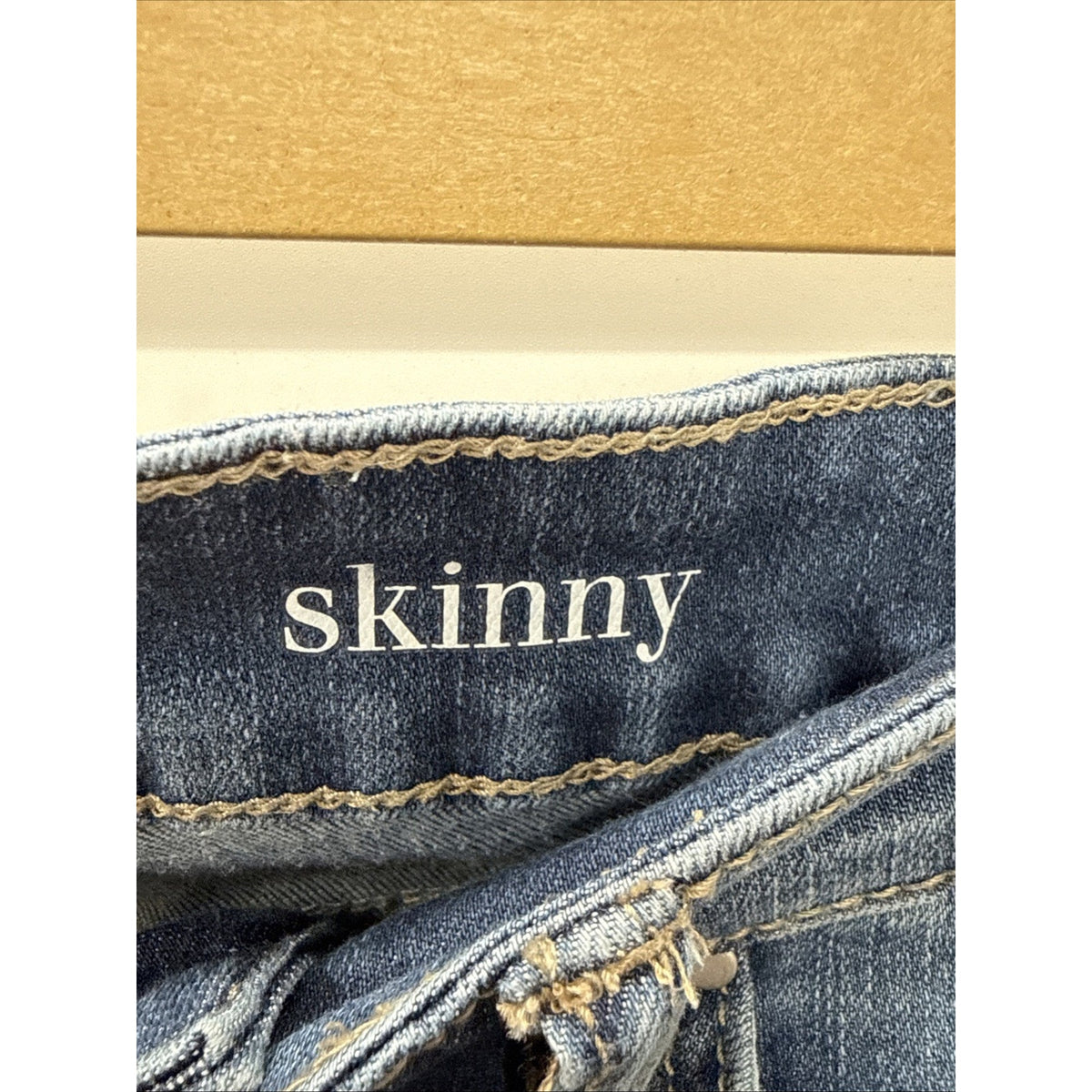 Crown&Ivy Distressed Mid Rise Women Size 4 Skinny Elephant Star, Appliqué Jeans