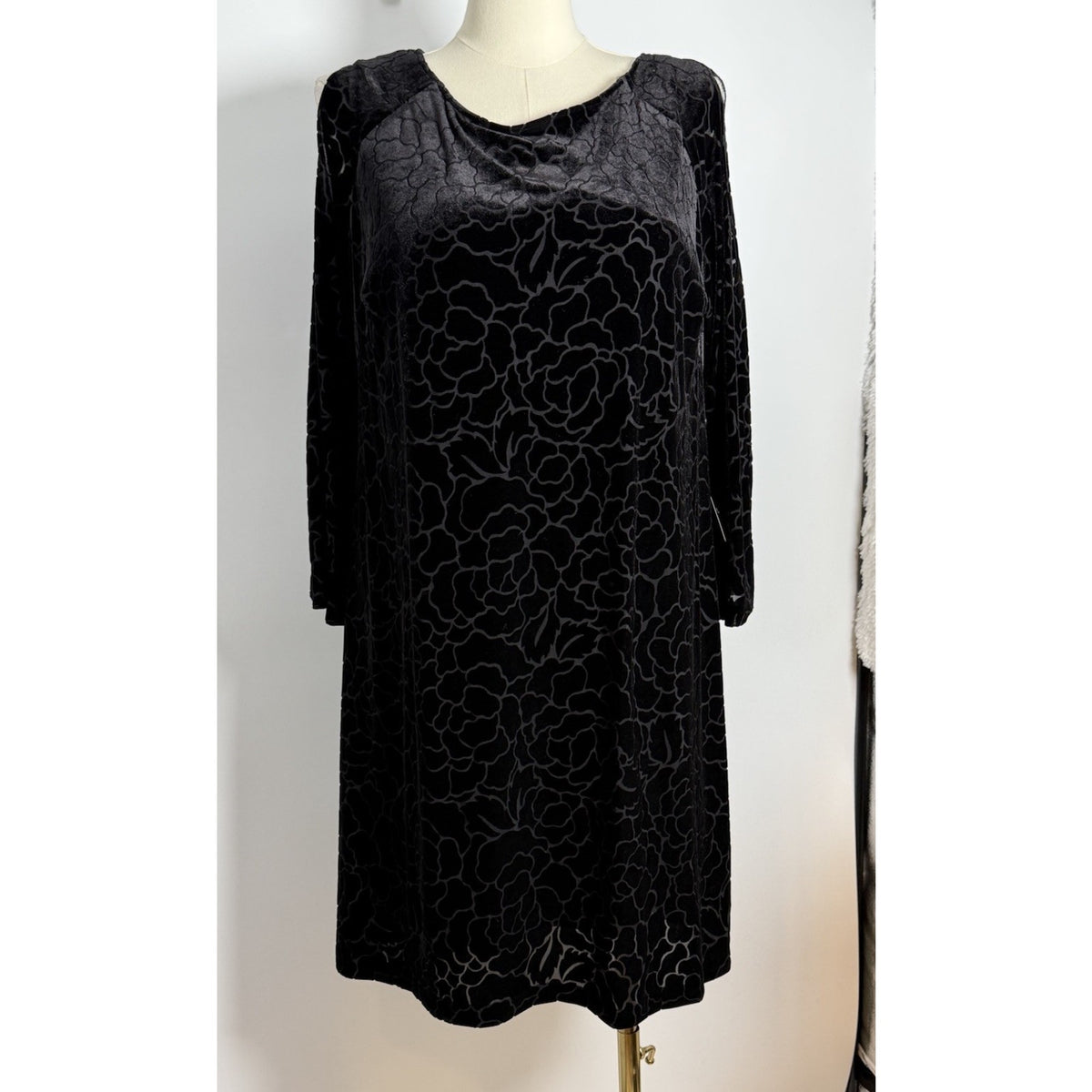 Adrianna Papell 18W NWT Dress Black Velvet Burnout Cold Shoulder Shift Lined⁠
