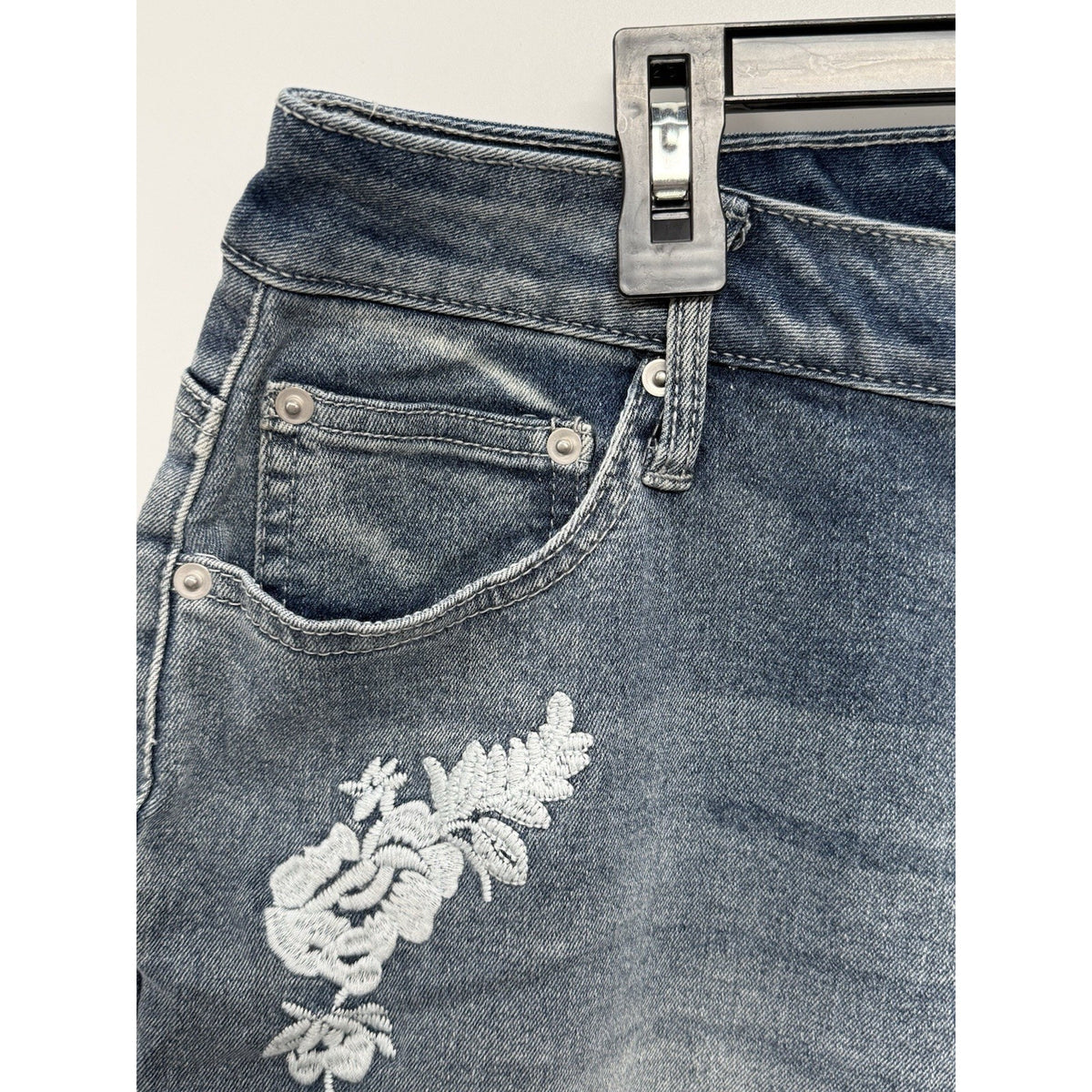 EST. 1946 Cato Denim Women Plus Size 16W Hi-Rise Cropped Blue Floral Embroidered