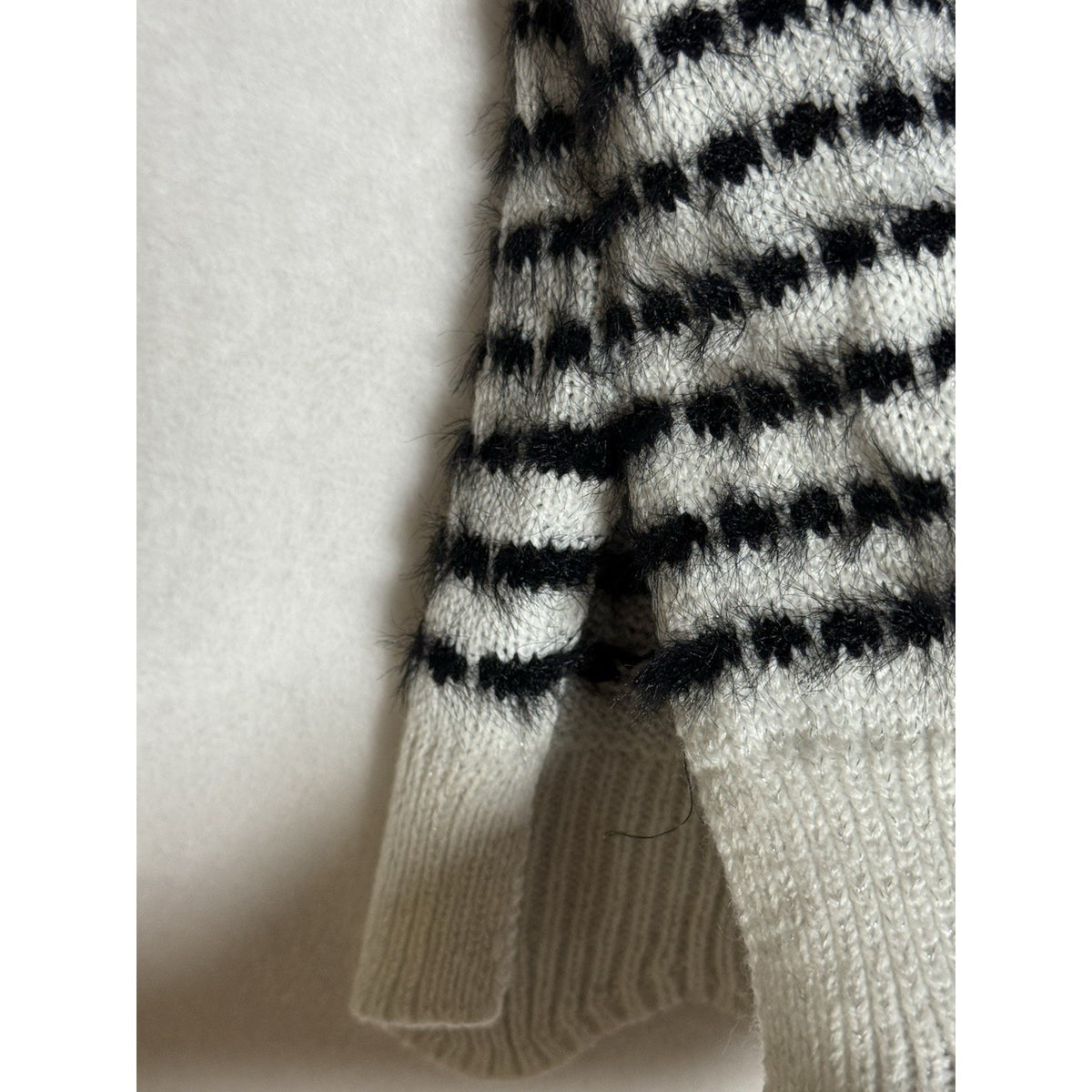 ELLE Women XXL Black White Striped Fuzzy Knit Sweater Scallop Hem Pullover Flaw