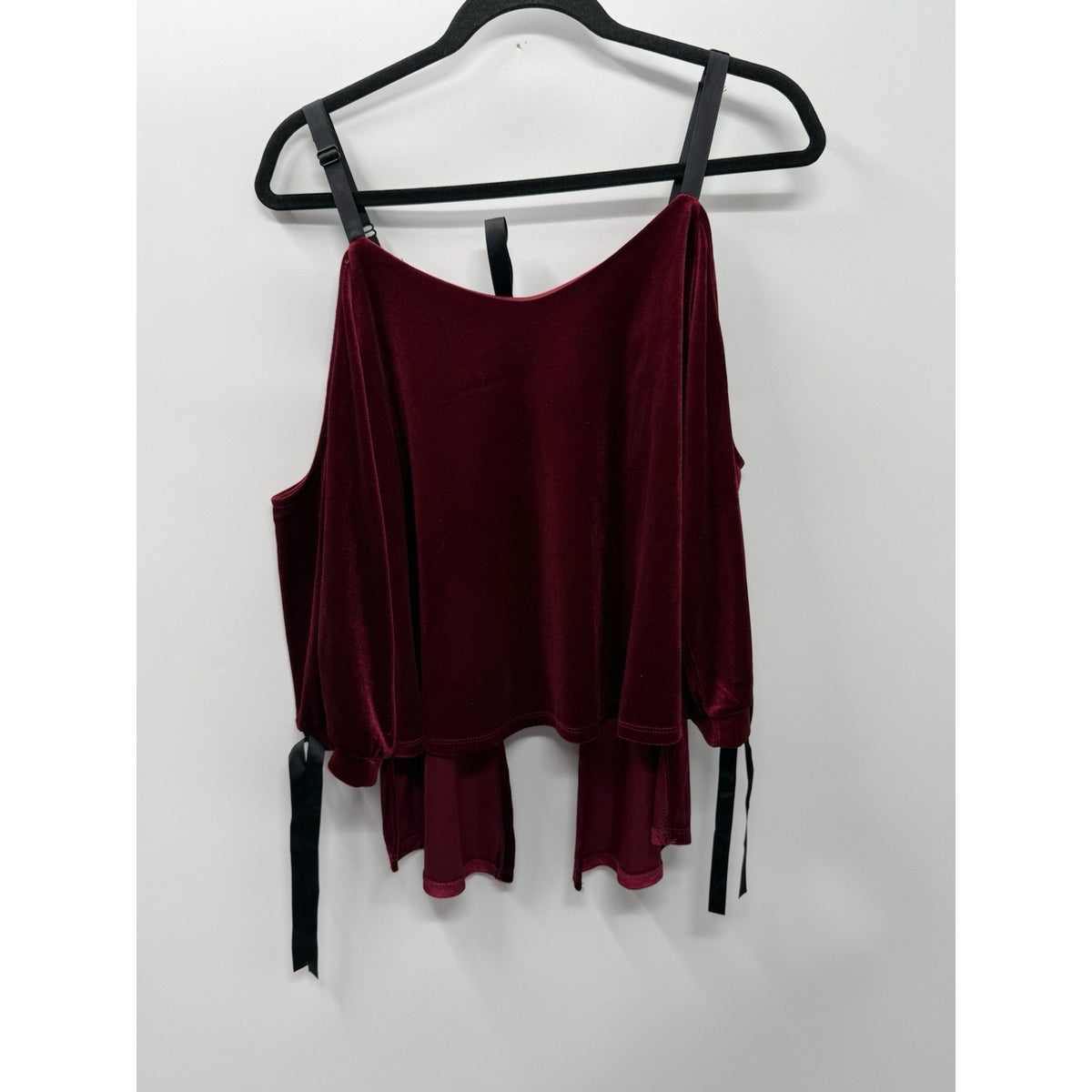 NWT Romeo + Juliet Couture M Burgundy Velvet Cold Shoulder Tie Back Top