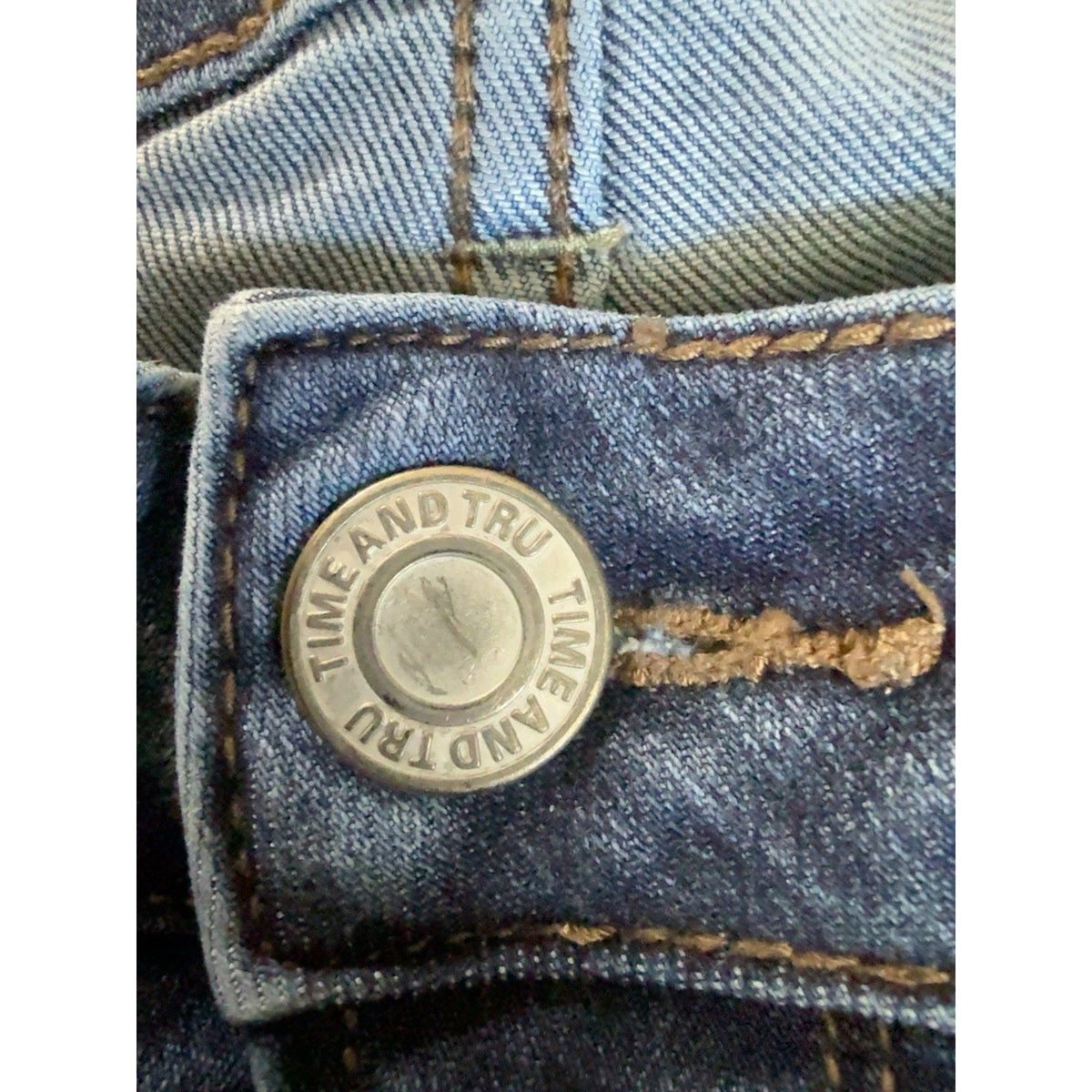 Time and Tru Women’s Blue Denim Stretch Straight Leg High Rise 5-Pocket jeans