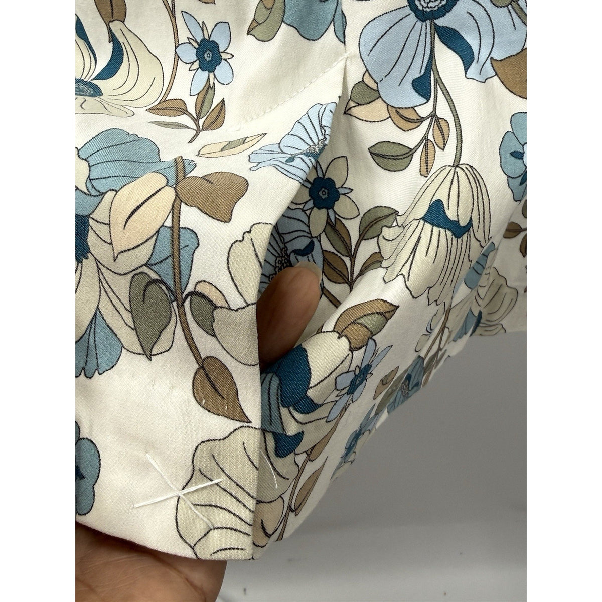 Floral Blue and Cream Women's Jacket size 18/20W on button lettuce edge cut NWT