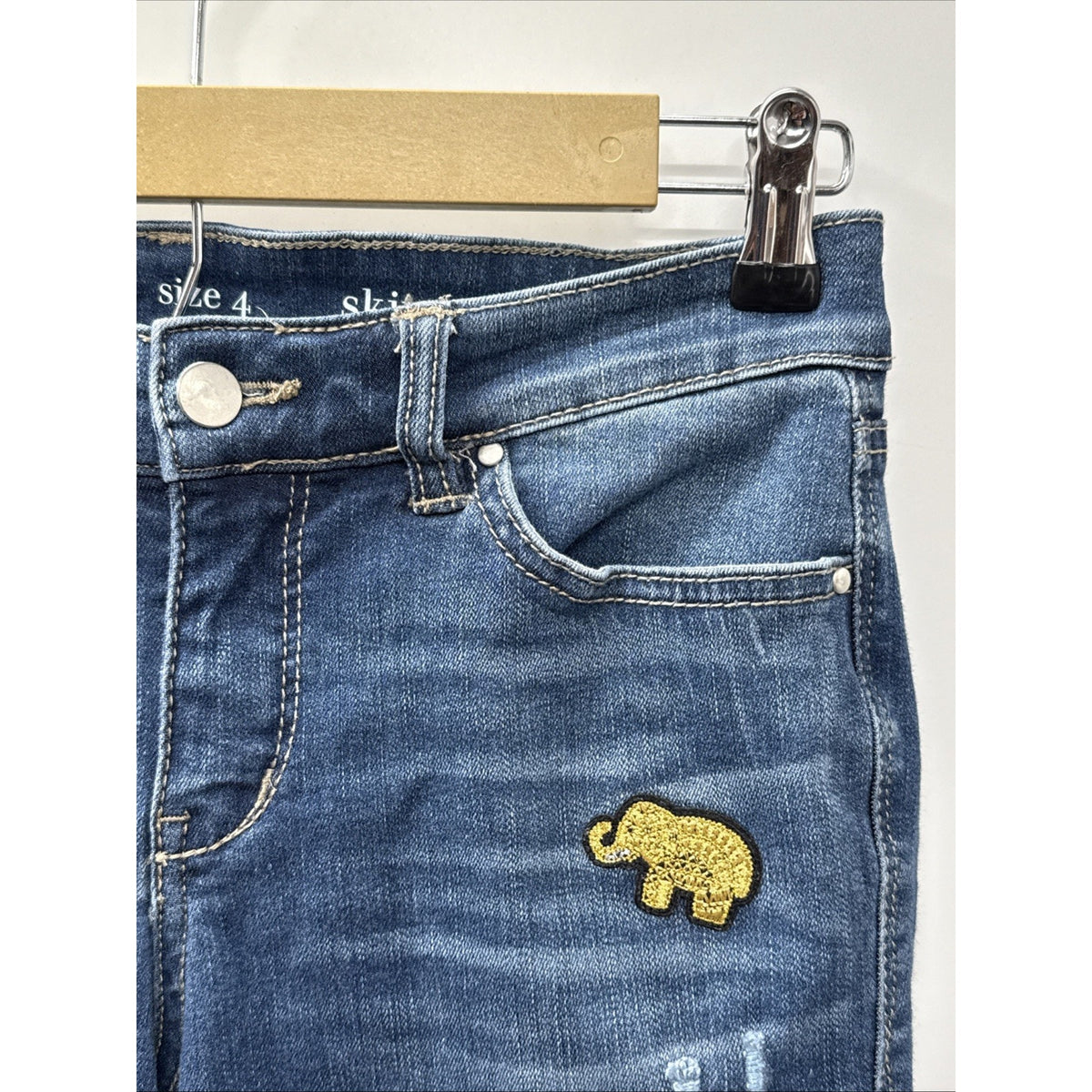 Crown&Ivy Distressed Mid Rise Women Size 4 Skinny Elephant Star, Appliqué Jeans