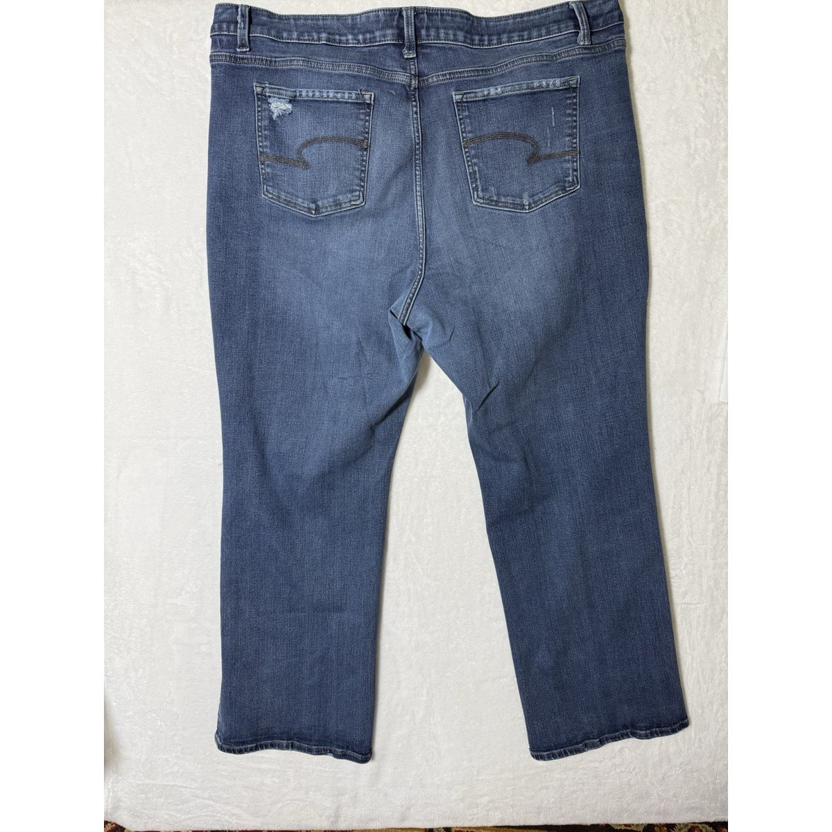 Time and Tru Women’s Blue Denim Stretch Straight Leg High Rise 5-Pocket jeans