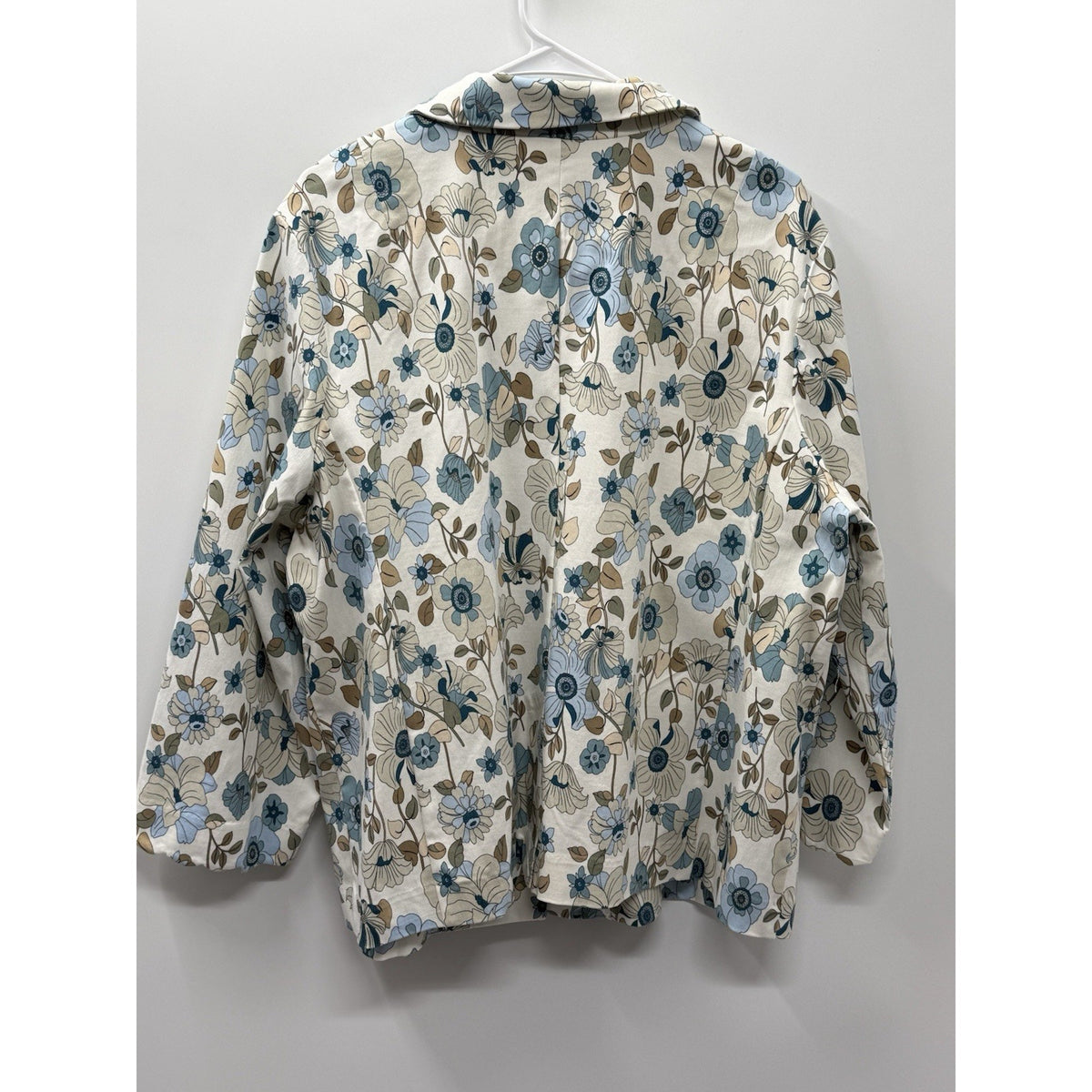 Floral Blue and Cream Women's Jacket size 18/20W on button lettuce edge cut NWT