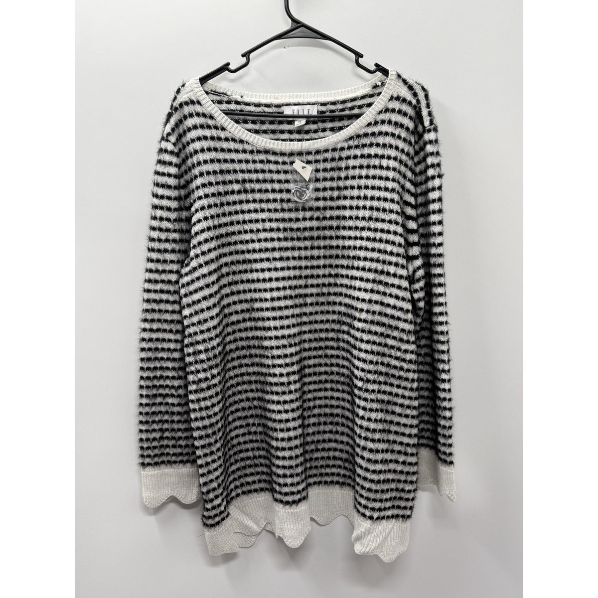 ELLE Women XXL Black White Striped Fuzzy Knit Sweater Scallop Hem Pullover Flaw