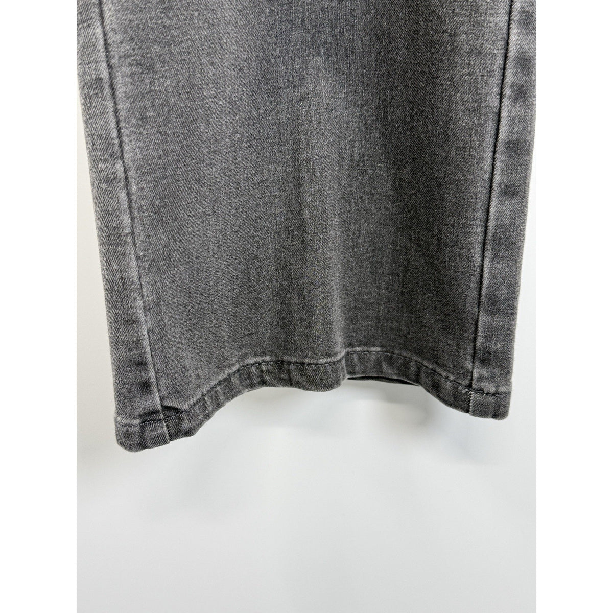 Isaac Mizrahi Pull On Women's Jeans size 10P Faded Black Denim 28” Inseam