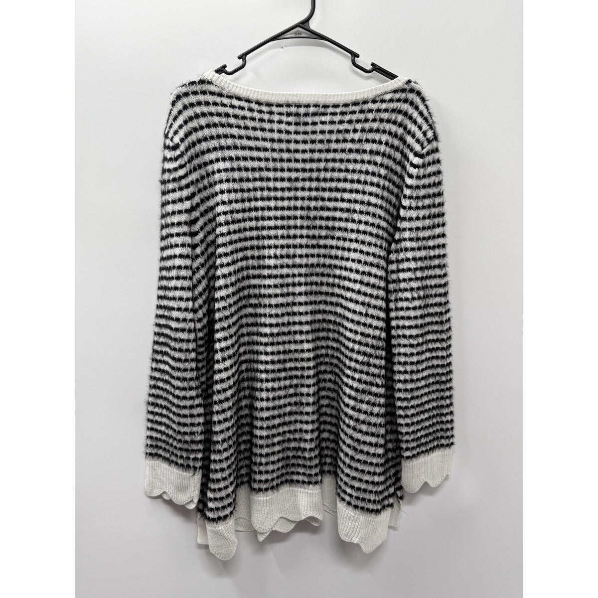 ELLE Women XXL Black White Striped Fuzzy Knit Sweater Scallop Hem Pullover Flaw