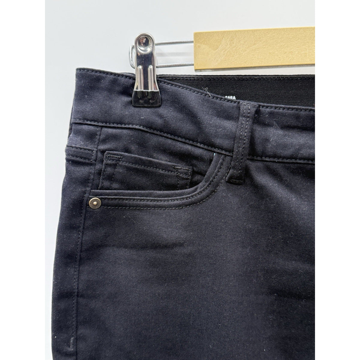 Liz Claiborne pants Women’s Black 5 Pocket Capri Crop Women 12 Midrise 5 Pocket