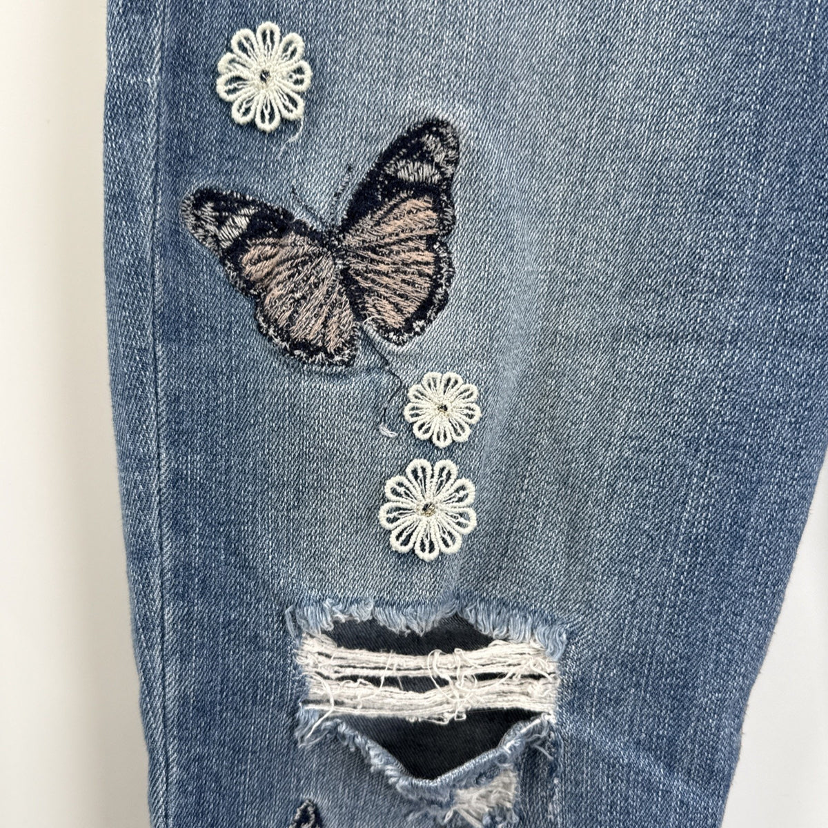 Black Daisy Jamie Relaxed Skinny Button Fly Blue Jeans With Butterfly Size 9/29