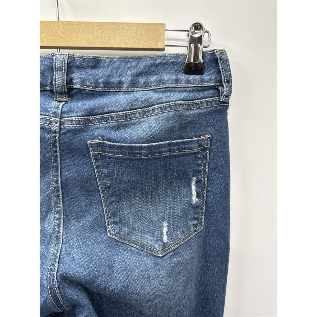 Crown&Ivy Distressed Mid Rise Women Size 4 Skinny Elephant Star, Appliqué Jeans