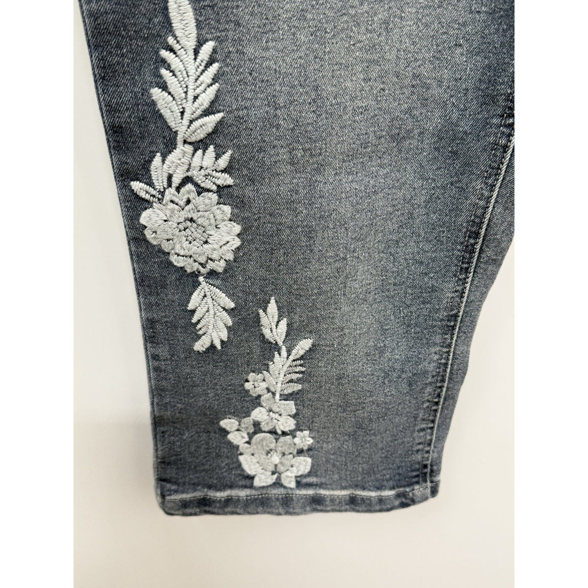 EST. 1946 Cato Denim Women Plus Size 16W Hi-Rise Cropped Blue Floral Embroidered