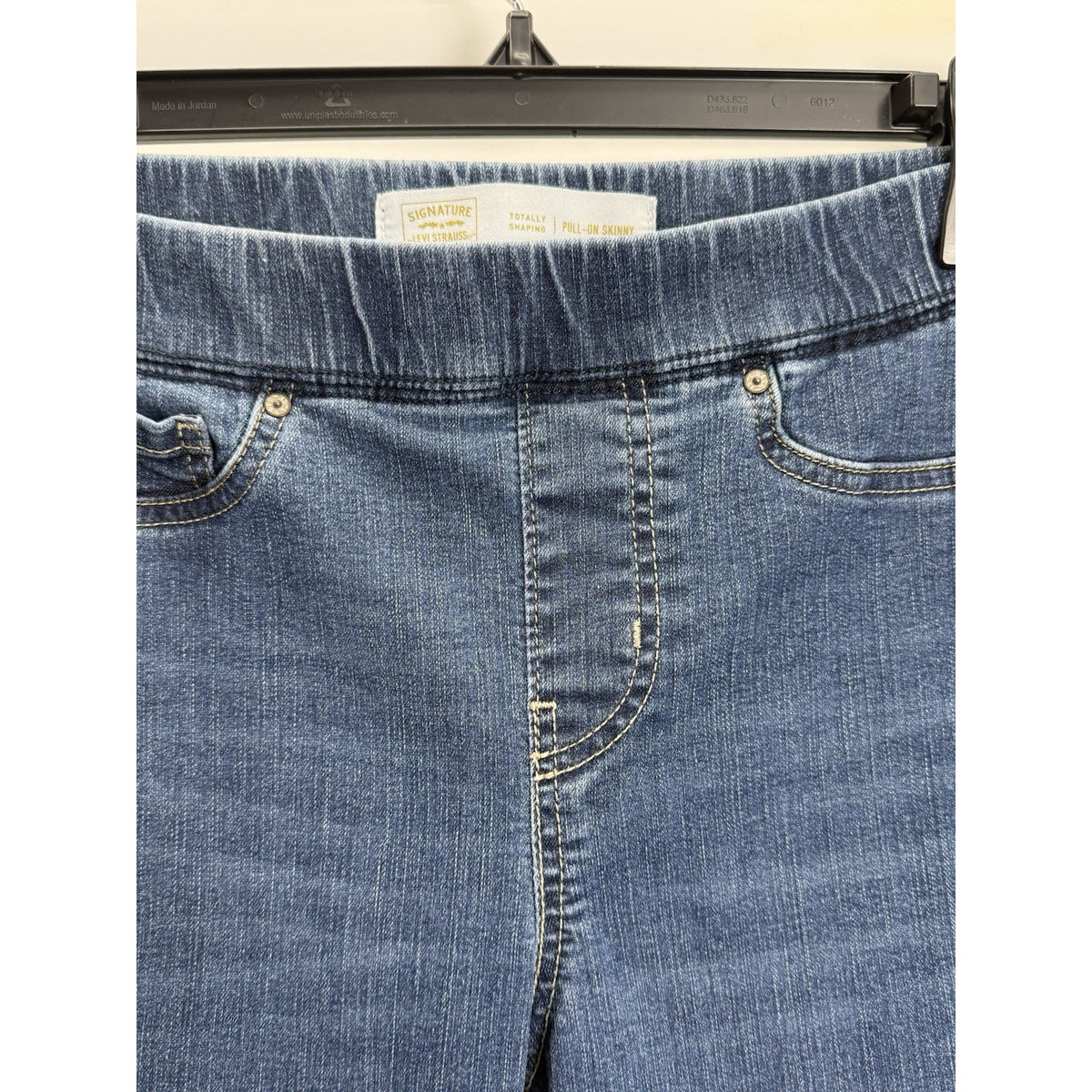 Signature Levi Jeans 10L (30X32) Pull On Skinny Totally Shaping Gold Label