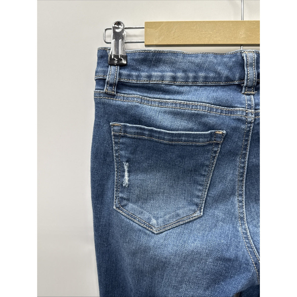 Crown&Ivy Distressed Mid Rise Women Size 4 Skinny Elephant Star, Appliqué Jeans
