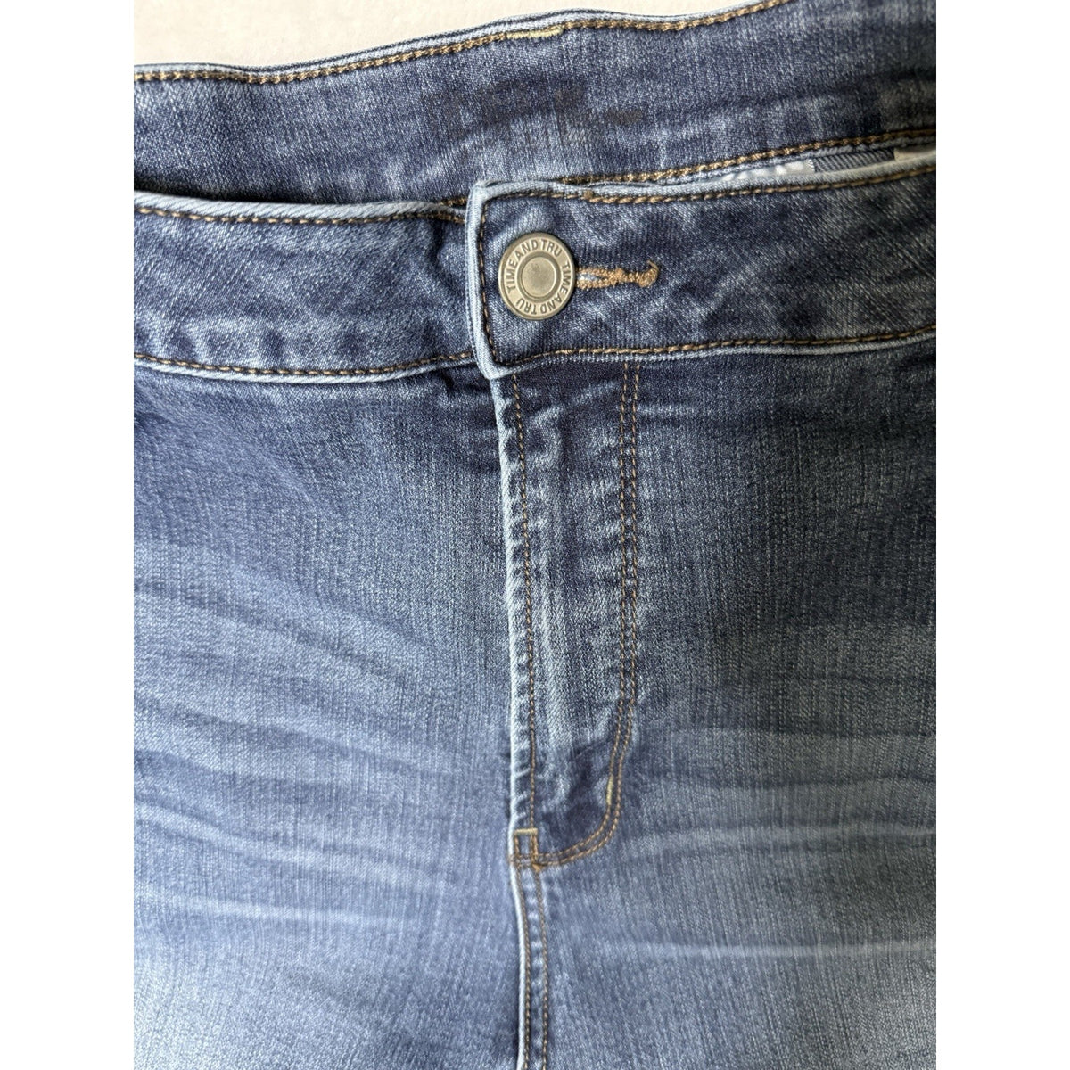 Time and Tru Women’s Blue Denim Stretch Straight Leg High Rise 5-Pocket jeans