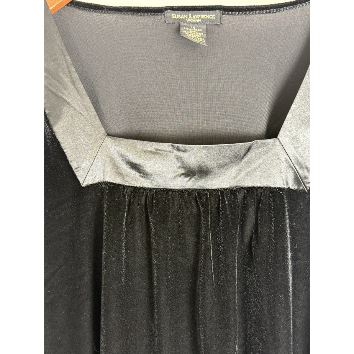 Susan Lawrence Women’s Size 1X Black Velvet Top Satin Neckline 18” Sleeve