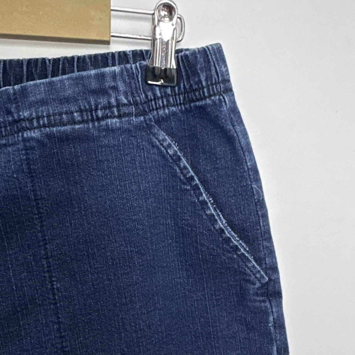 Croft & Barrow Women’s L Blue Denim Capri Pull On Elastic Waist Pockets Stretch