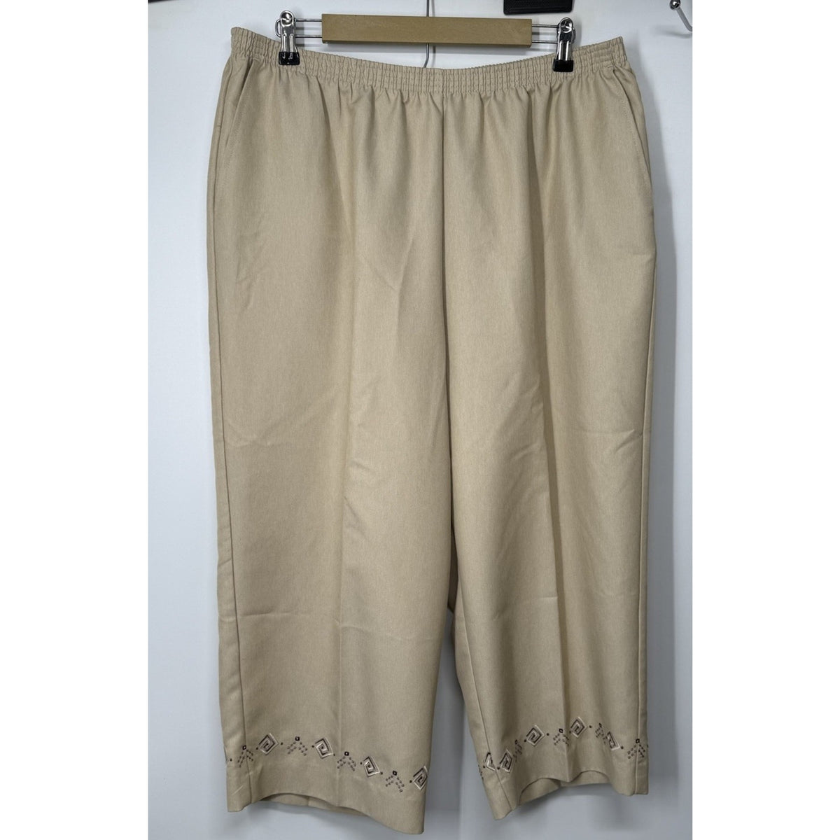 Alfred Dunner Woman 18W Beige Pull-On Capris Pants Embroidered Hem Polyester