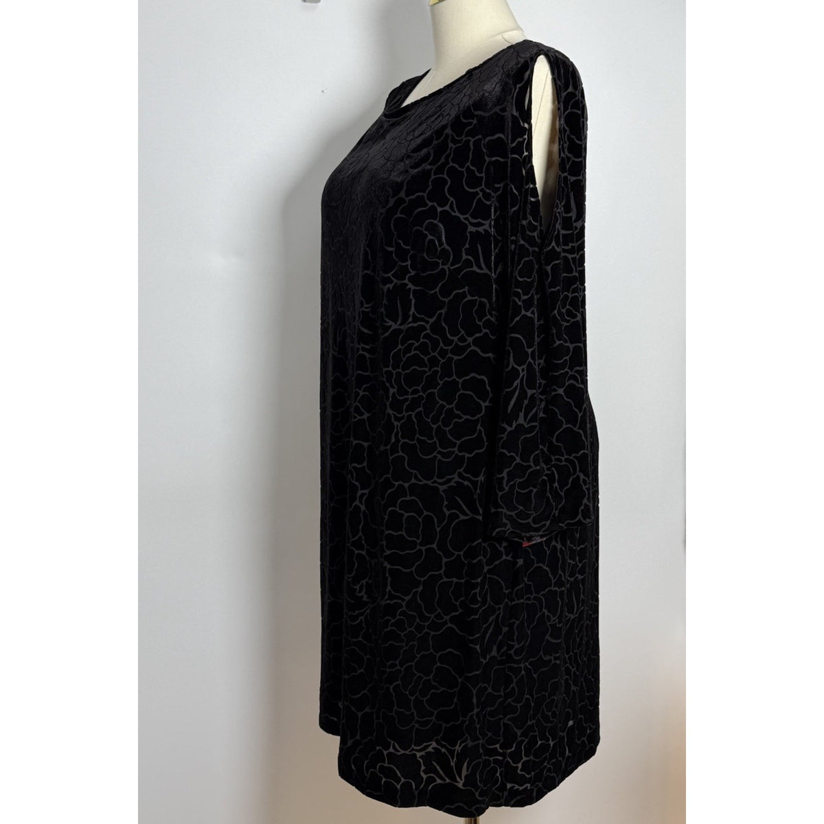 Adrianna Papell 18W NWT Dress Black Velvet Burnout Cold Shoulder Shift Lined⁠