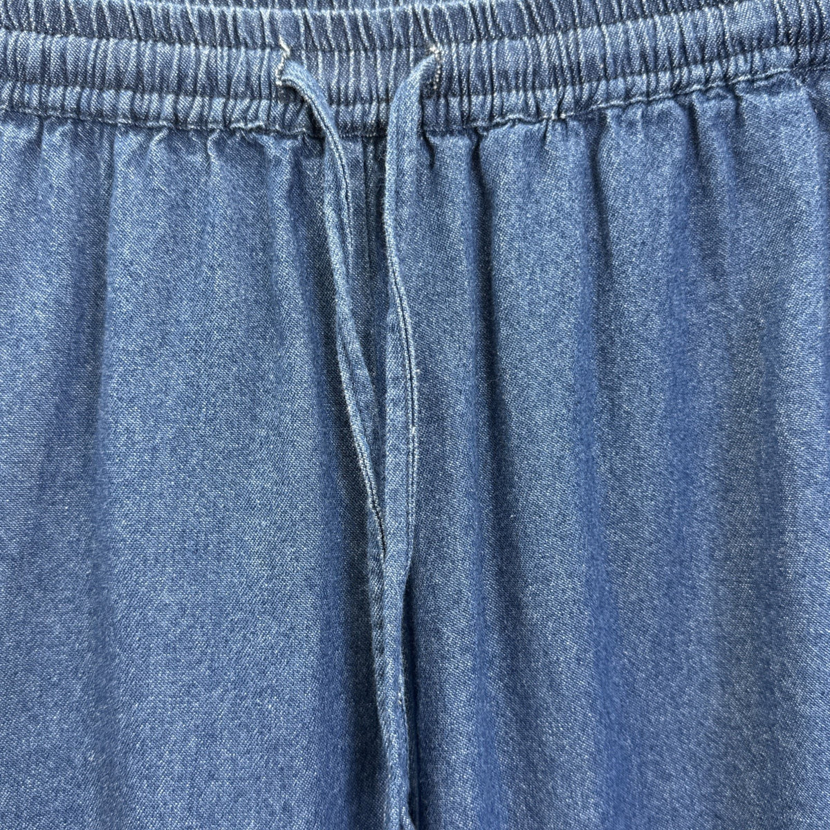 Collections Etc Women's Large Pull On Capri Pants Chambray Blue Elastic Waist