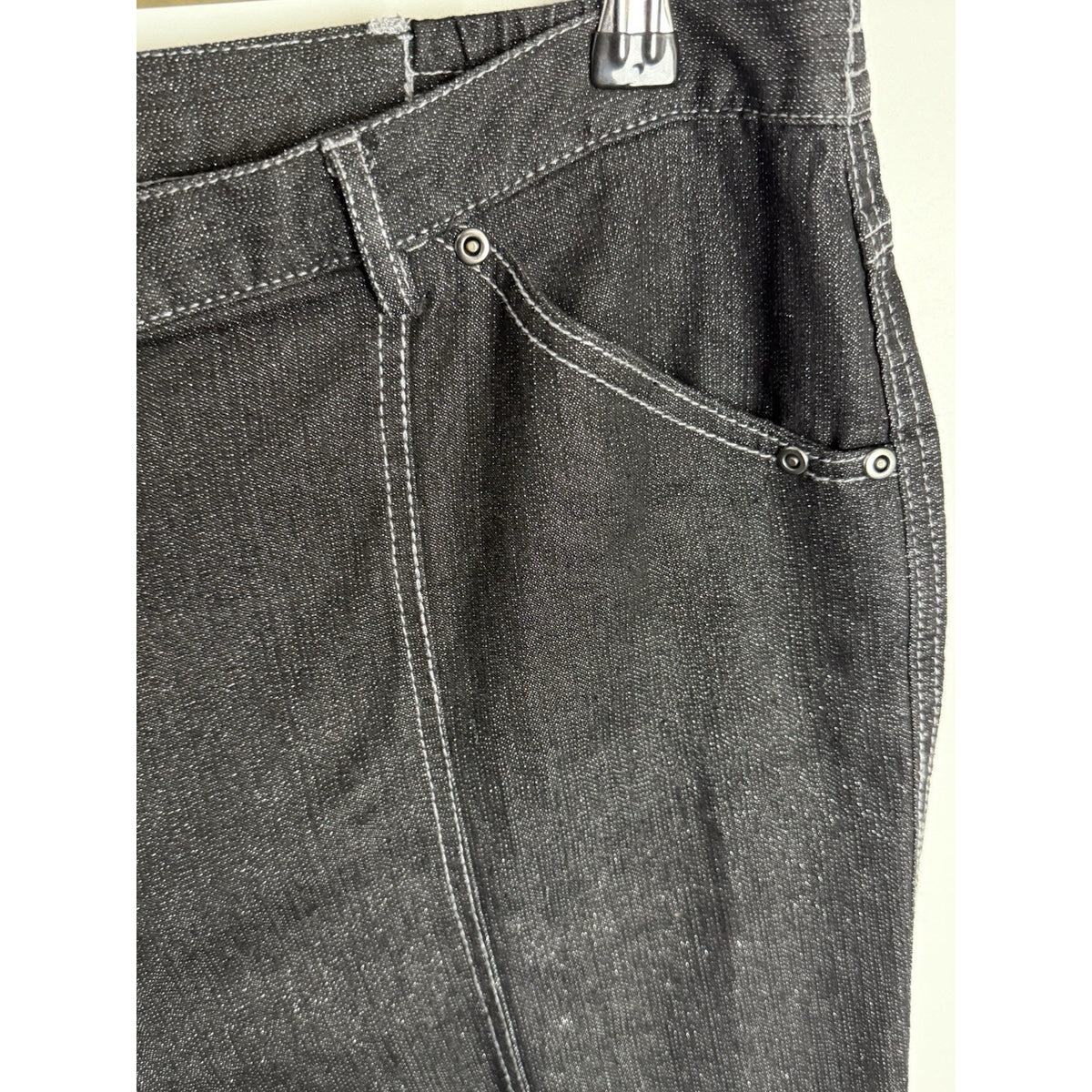 Hearts of Palm Women's Black Metallic Embellished Crop Jean Size 14