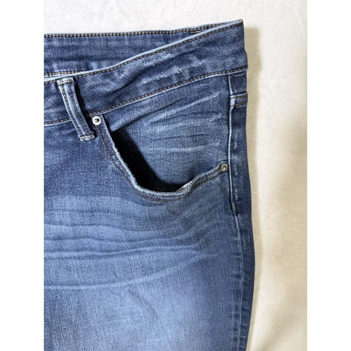 Time and Tru Women’s Blue Denim Stretch Straight Leg High Rise 5-Pocket jeans