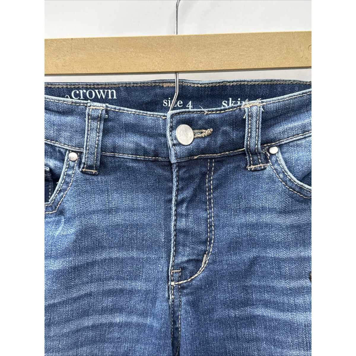 Crown&Ivy Distressed Mid Rise Women Size 4 Skinny Elephant Star, Appliqué Jeans