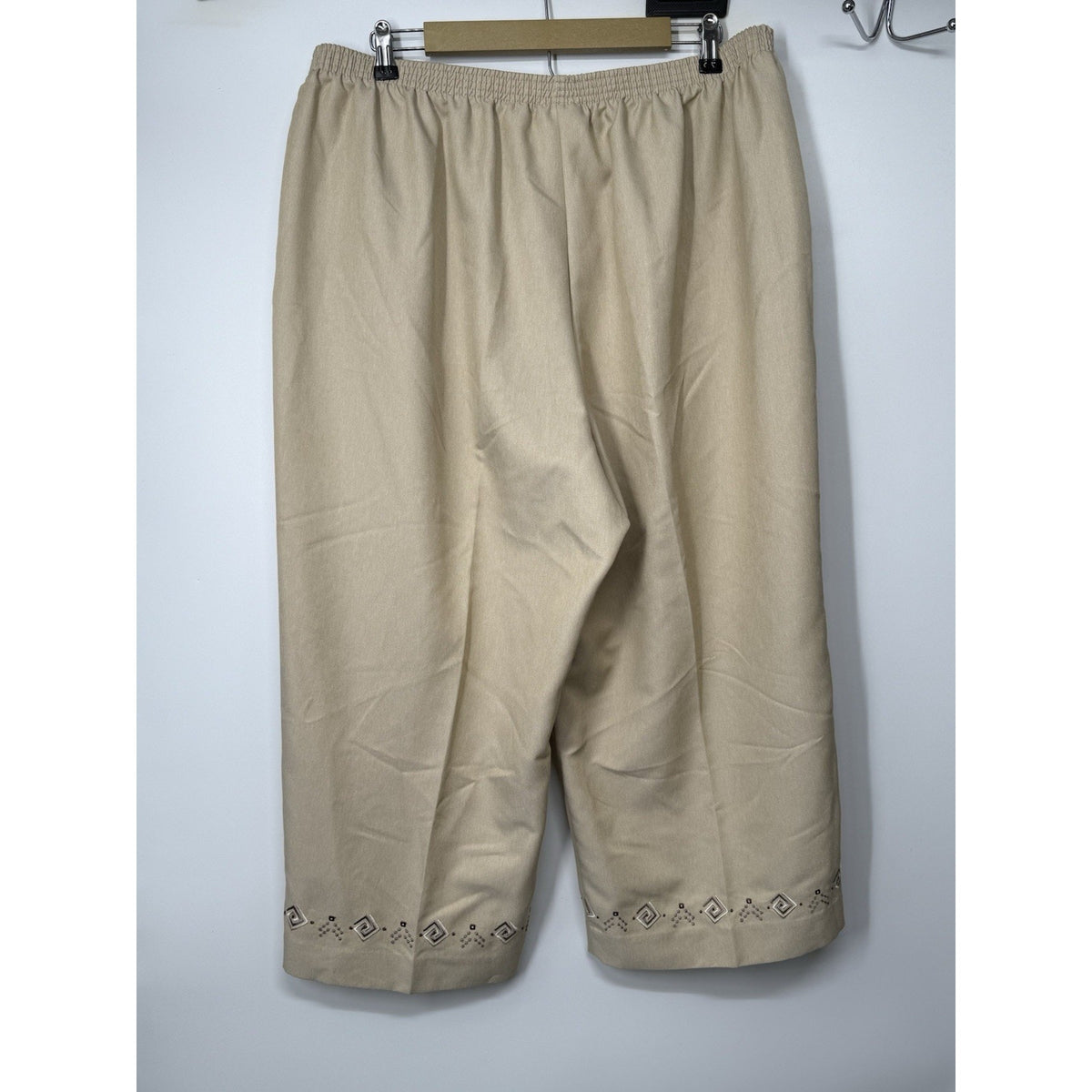 Alfred Dunner Woman 18W Beige Pull-On Capris Pants Embroidered Hem Polyester