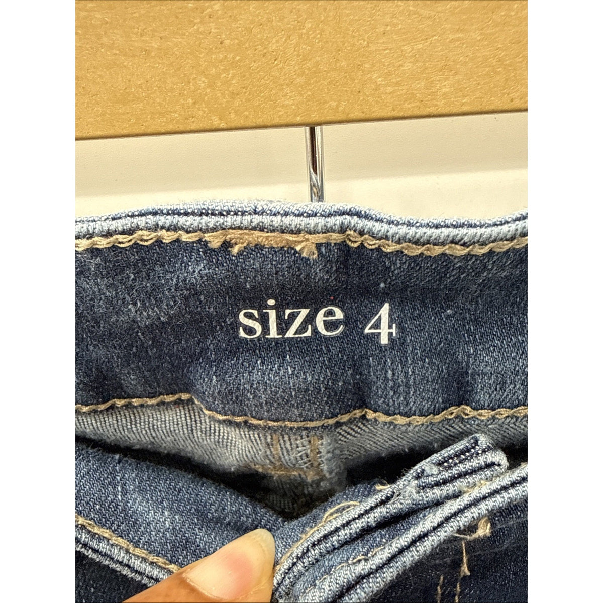 Crown&Ivy Distressed Mid Rise Women Size 4 Skinny Elephant Star, Appliqué Jeans