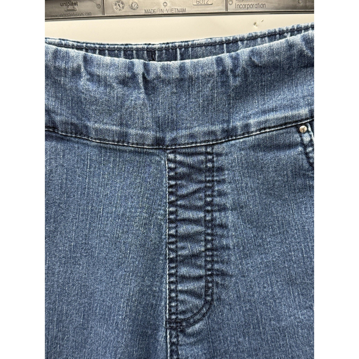 Blair Women’s Pull On Denim Capri Pants Size 8P Blue Stretch Elastic Waist Jeans