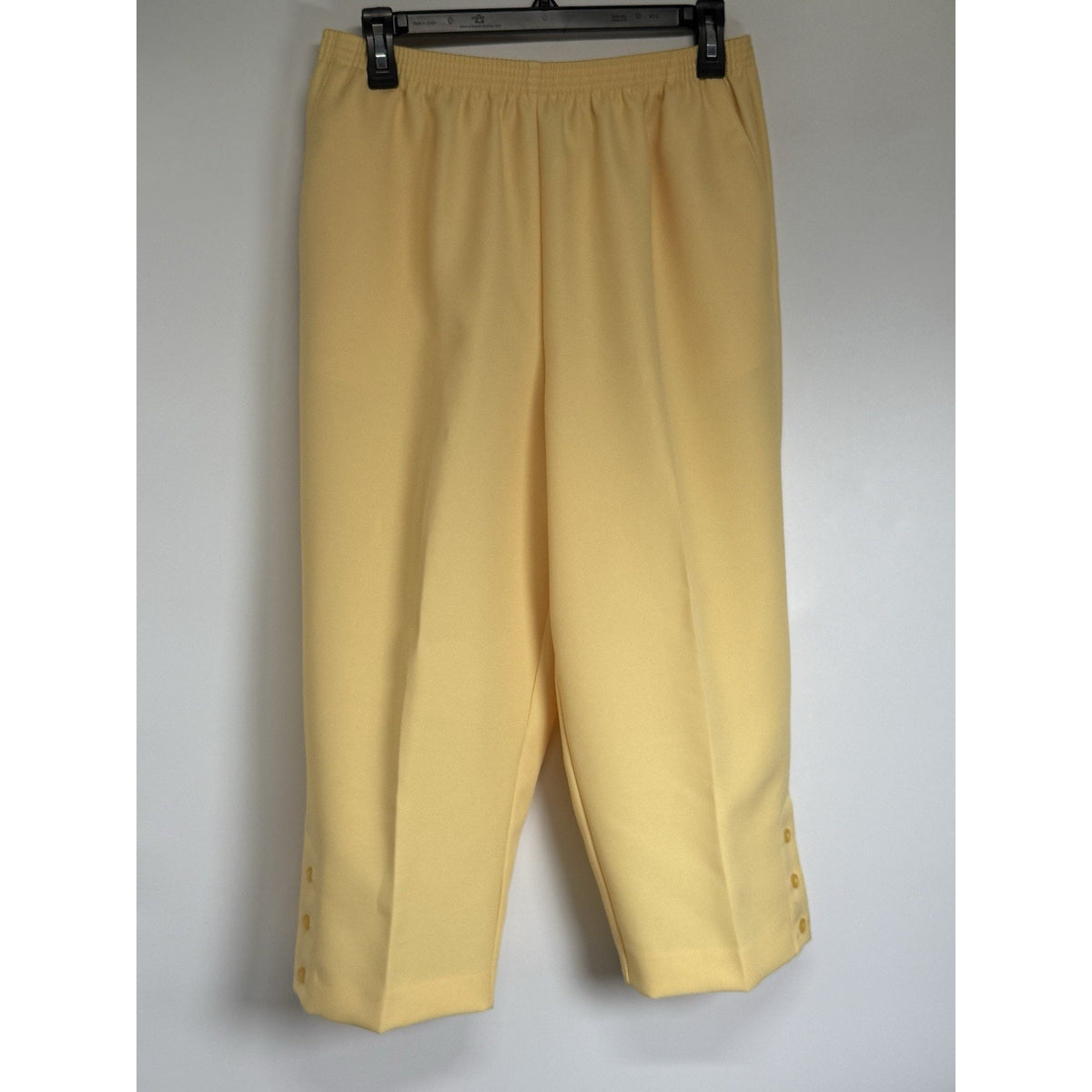 Alfred Dunner Size 14 Yellow Pull On Capri Pants Button Hem Comfort Stretch