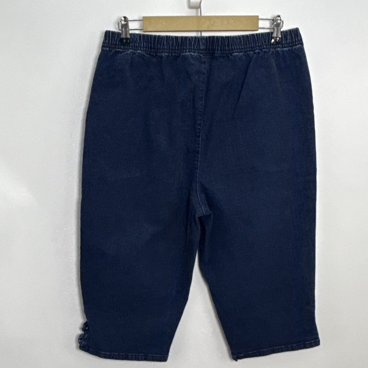 Croft & Barrow Women’s L Blue Denim Capri Pull On Elastic Waist Pockets Stretch