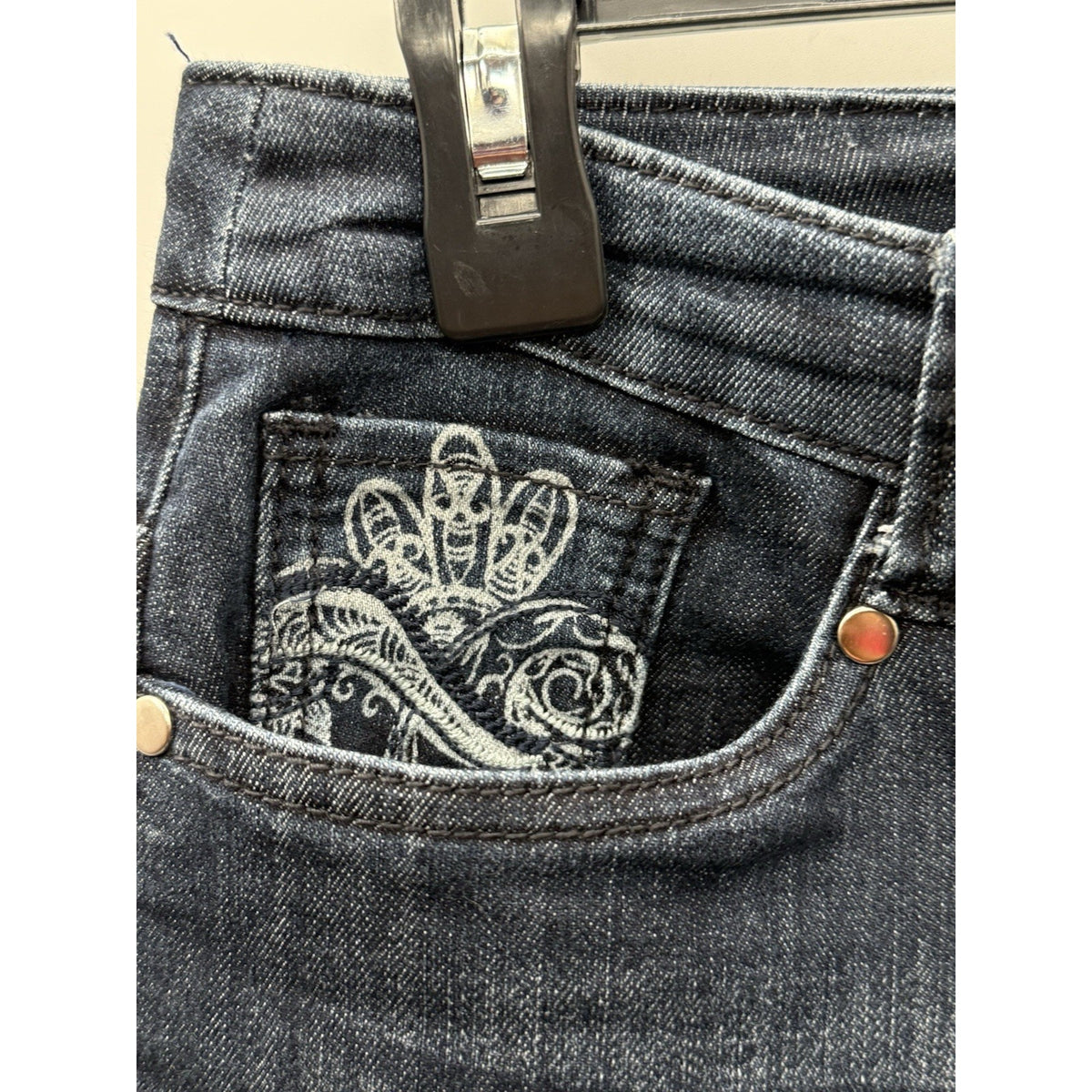 Christopher & Banks Womens Size 6 Dark Wash Embroidered Capri Jeans Mid Rise