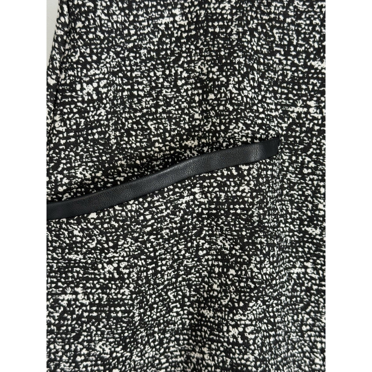 Roz & Ali Black White Women’s Knit Skirt Size XL Faux Leather Trim, Lightweight