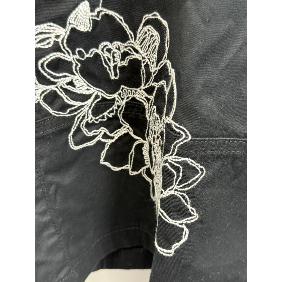 Venezia Black Embroidered Floral Capri Pants Women’s Size 16 Cotton Stretch