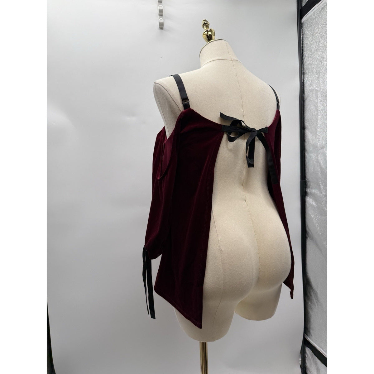 NWT Romeo + Juliet Couture M Burgundy Velvet Cold Shoulder Tie Back Top