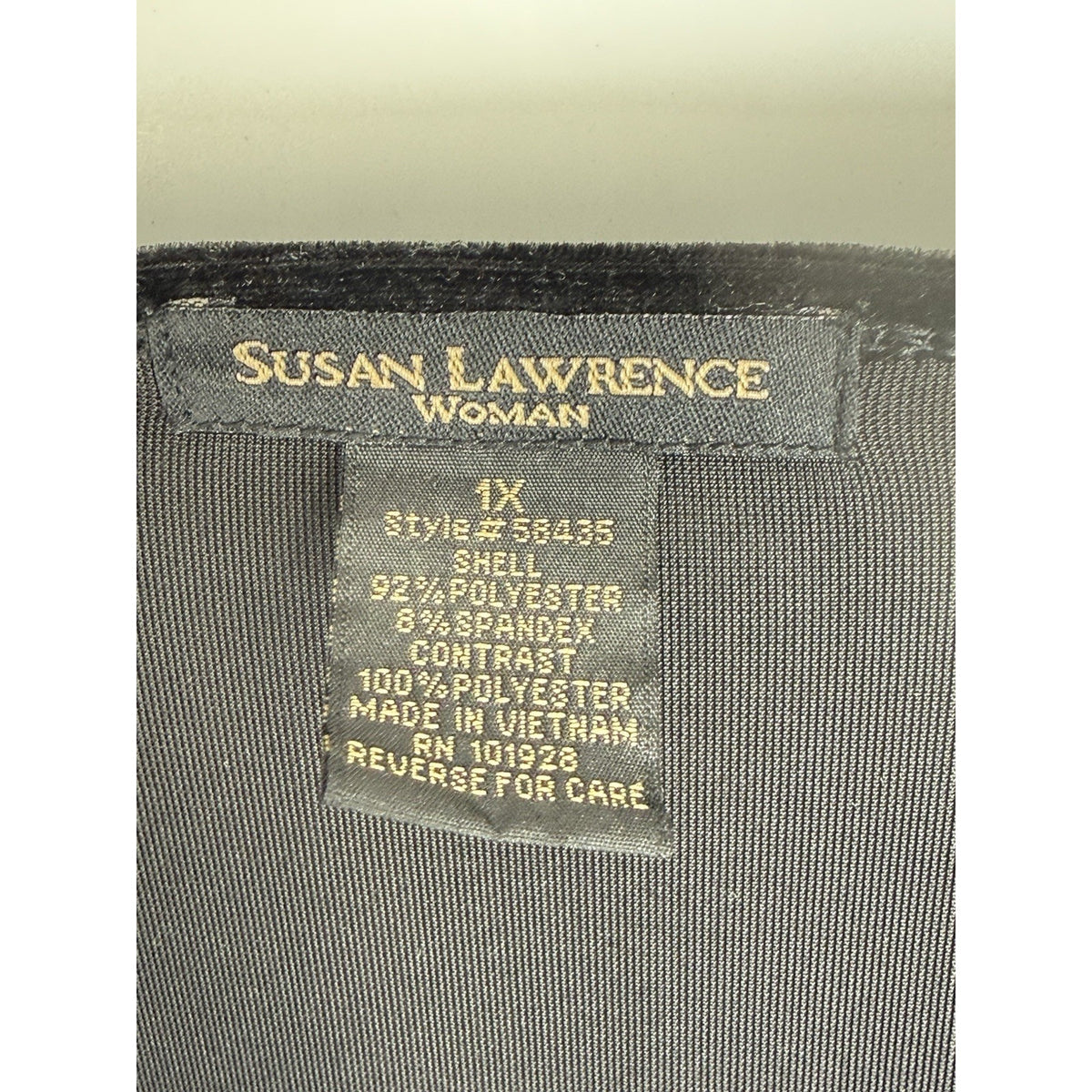 Susan Lawrence Women’s Size 1X Black Velvet Top Satin Neckline 18” Sleeve
