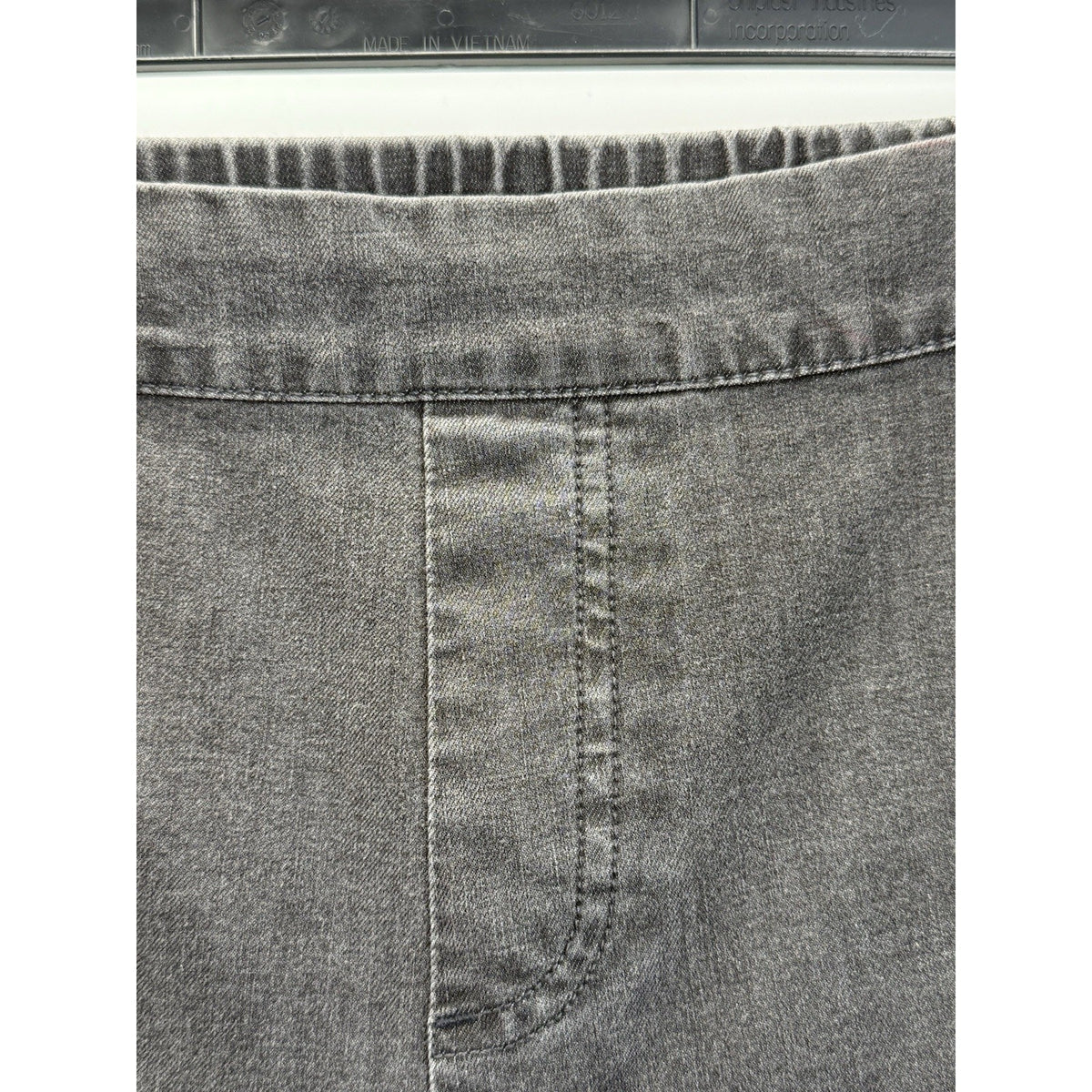 Isaac Mizrahi Pull On Women's Jeans size 10P Faded Black Denim 28” Inseam