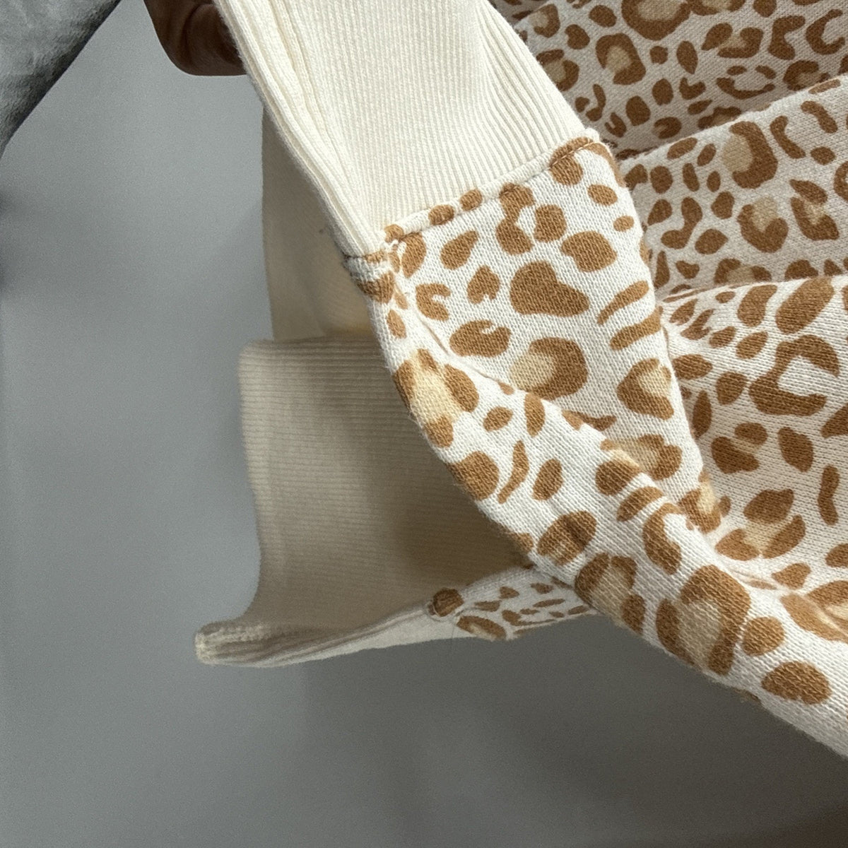Sweatshirt Womens XL Cream Tan Leopard Print Crew Neck Drop Shoulder