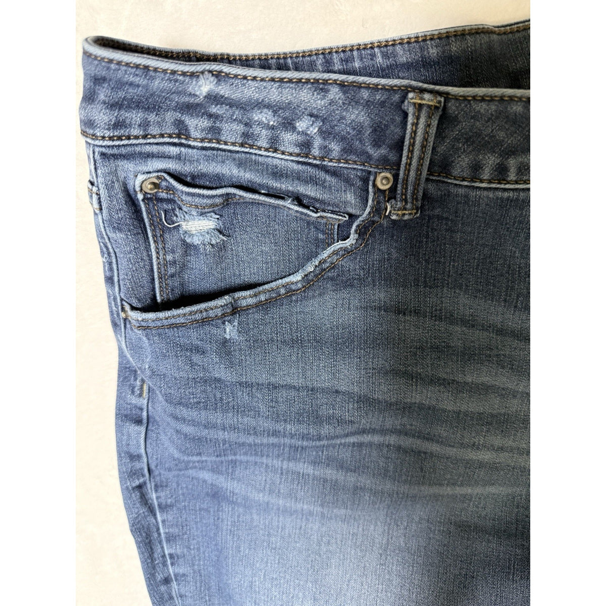 Time and Tru Women’s Blue Denim Stretch Straight Leg High Rise 5-Pocket jeans