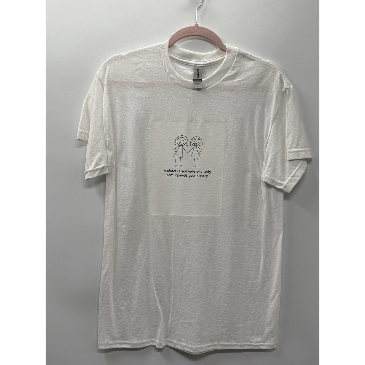 Gildan Medium White Sister Quote Graphic Tee “A Sister Is Someone Who Truly