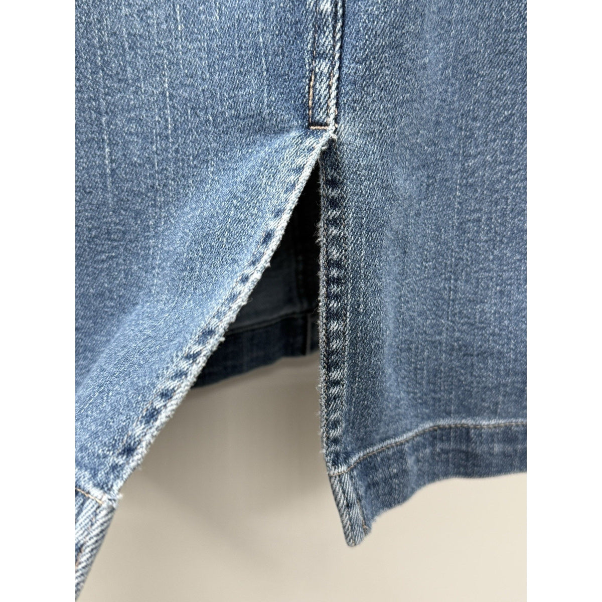 Jones Jeans Women’s Skirt Denim Blue Jean Size 24W Casual Comfort, Zip Button