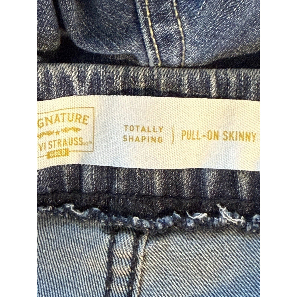 Signature Levi Jeans 10L (30X32) Pull On Skinny Totally Shaping Gold Label