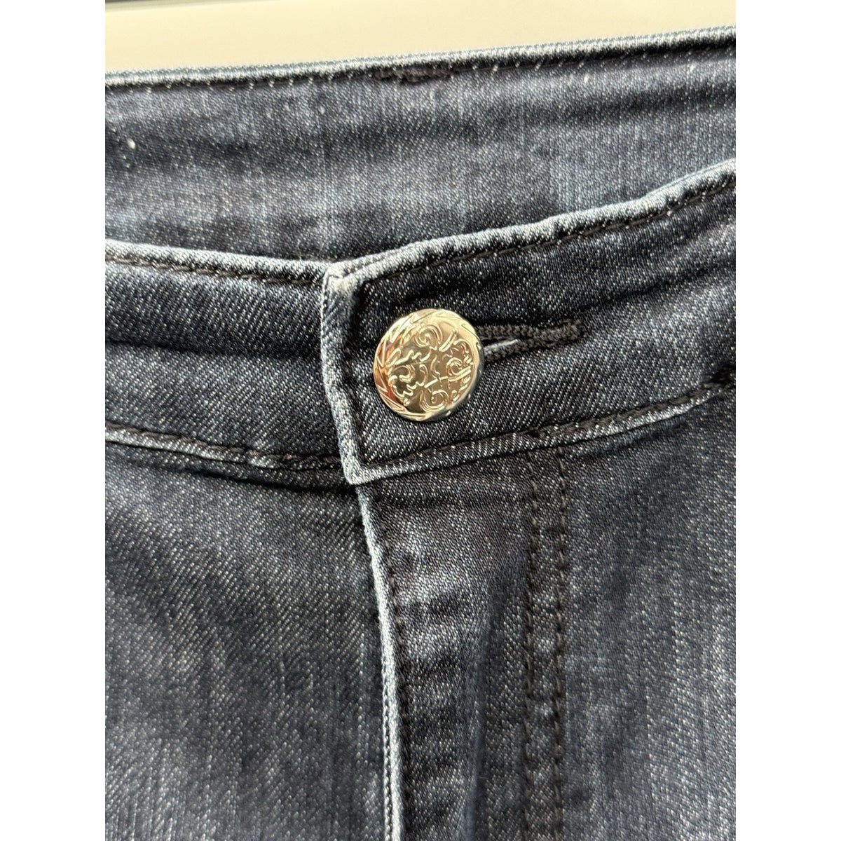 Christopher & Banks Womens Size 6 Dark Wash Embroidered Capri Jeans Mid Rise