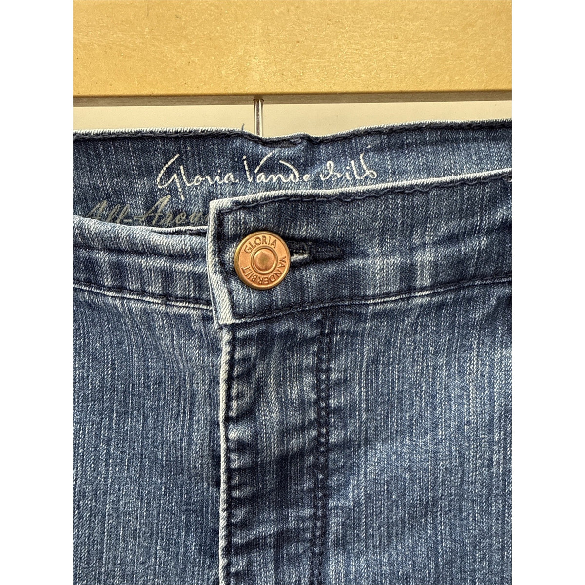 Gloria Vanderbilt Amanda Womens Capri Jean Shorts Size 10 Blue Denim Wash