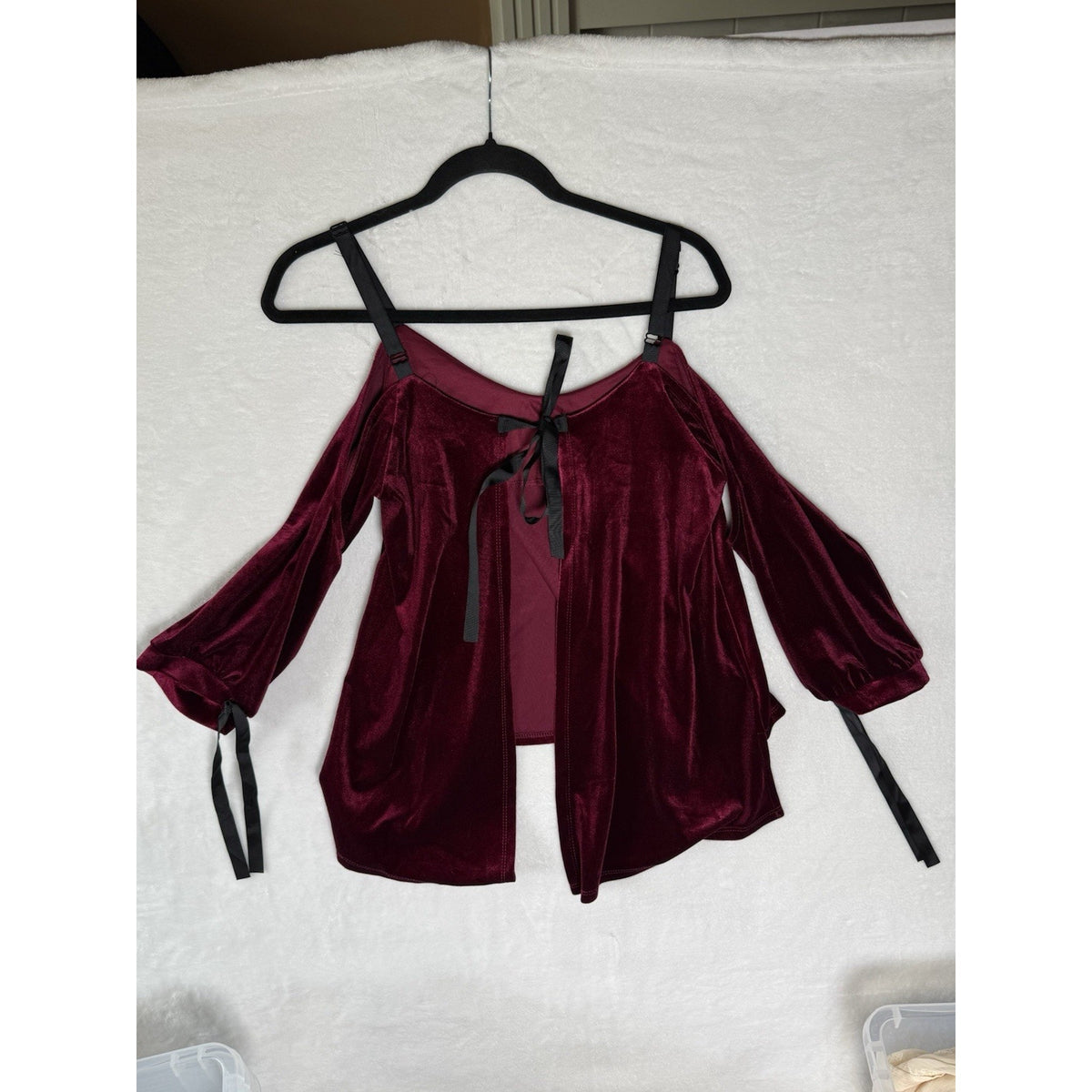 NWT Romeo + Juliet Couture M Burgundy Velvet Cold Shoulder Tie Back Top