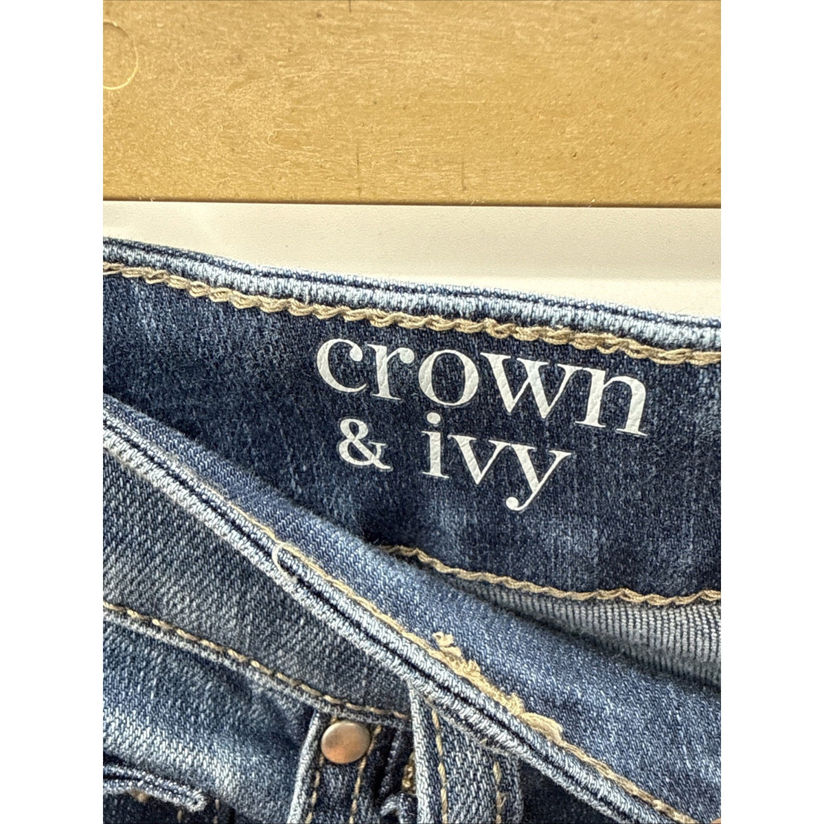 Crown&Ivy Distressed Mid Rise Women Size 4 Skinny Elephant Star, Appliqué Jeans