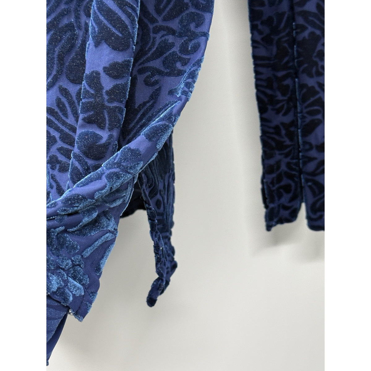 Jaclyn Smith Women’s Extra Large Blue Burnout Velvet Floral Top Long Sleeve