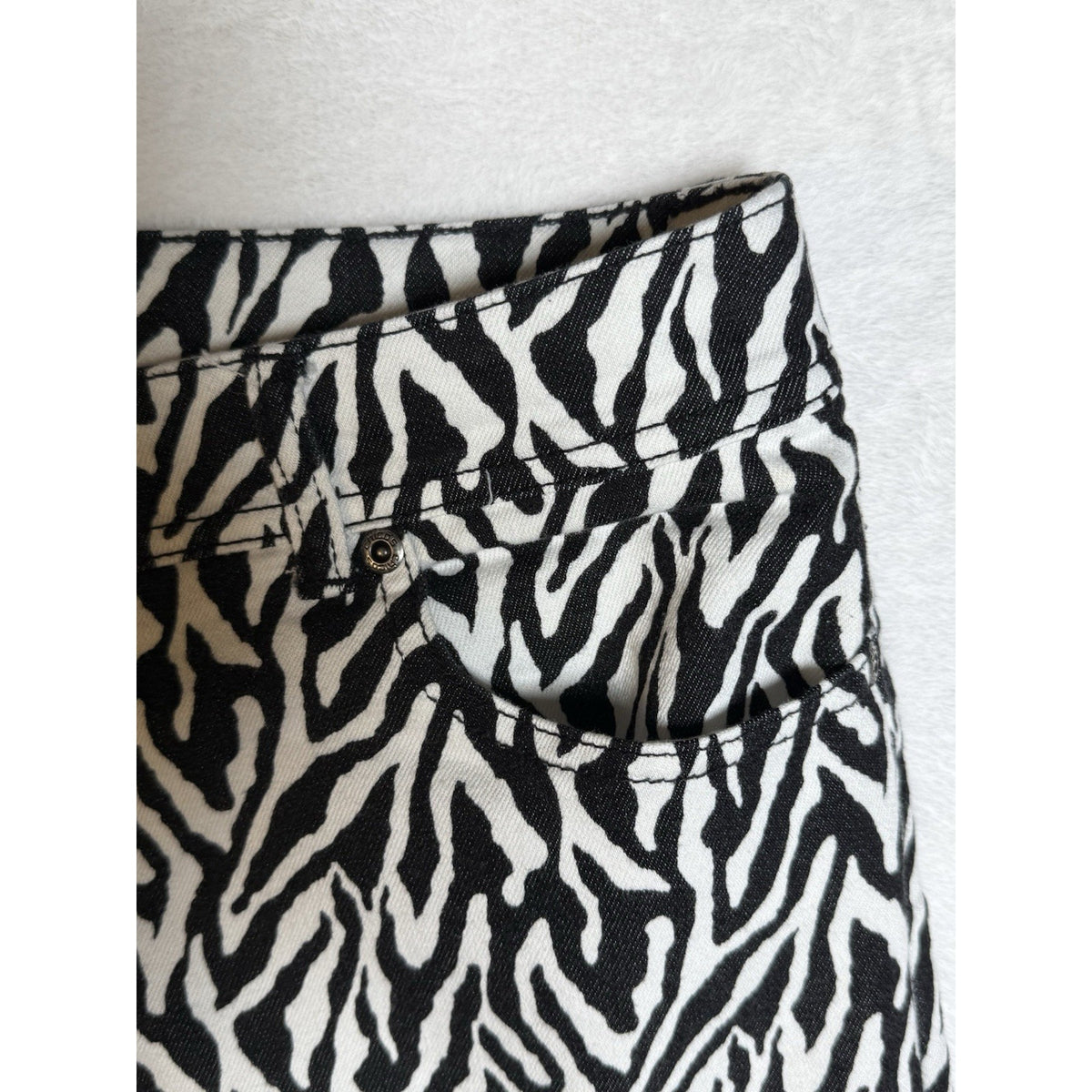 Chico’s 2.5 Zebra Print Crop Capri Jeans Women’s Black White Stretch Size 18